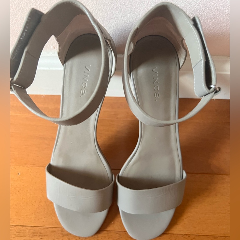 VINCE “Rita” Ankle Strap Leather Heeled City Sandal in Taupe Sz 8